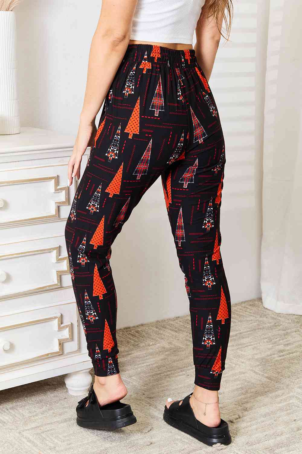 Leggings Depot Joggers con estampado de árboles navideños de tamaño completo