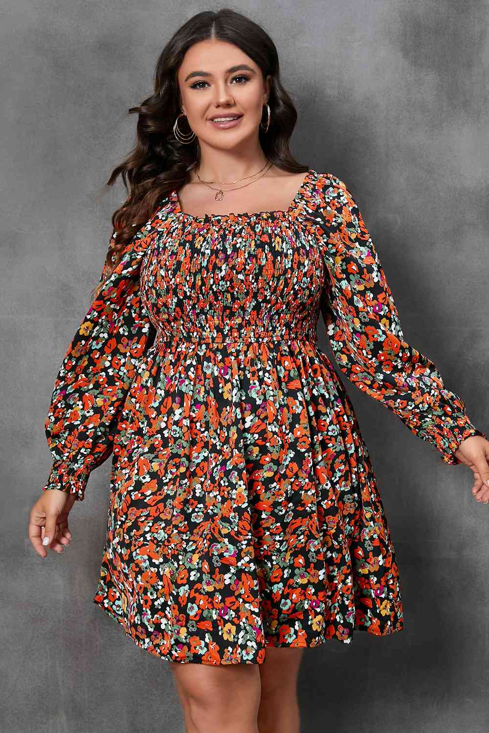 Mini-Robe Smockée Florale à Col Carré de Grande Taille