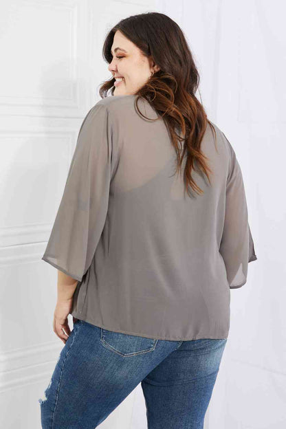 Melody Just Breathe Kimono en mousseline de soie pleine taille en gris