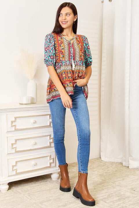 Blusa estilo babydoll con mangas abullonadas y borlas bohemias de Double Take