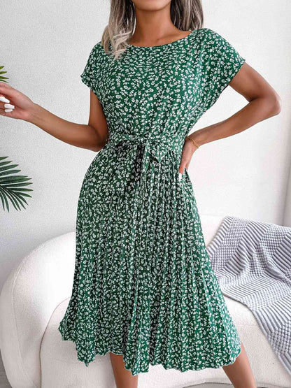 Robe plissée à petites fleurs et ceinture