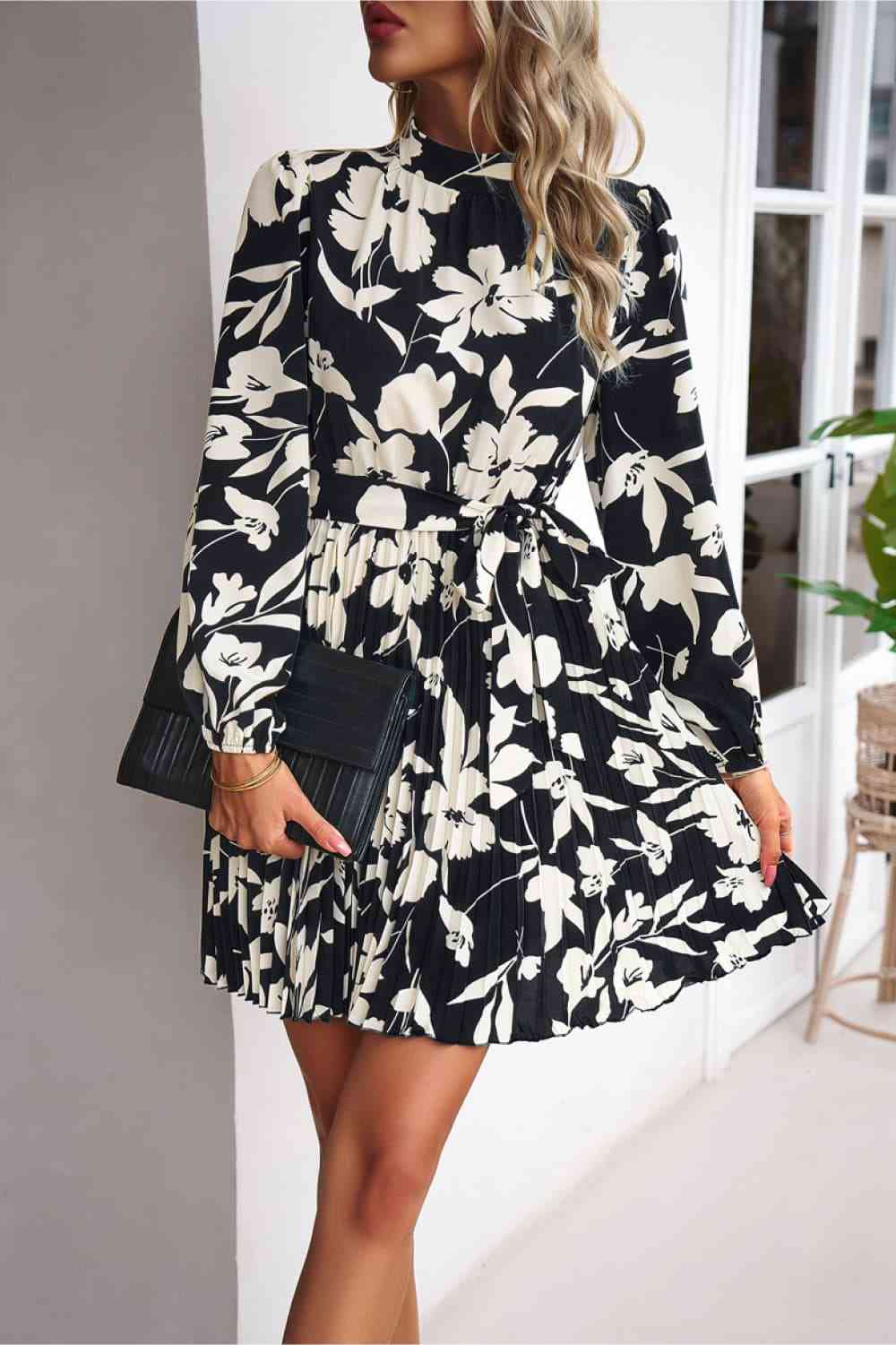 Robe plissée florale à col montant et nouée à la taille