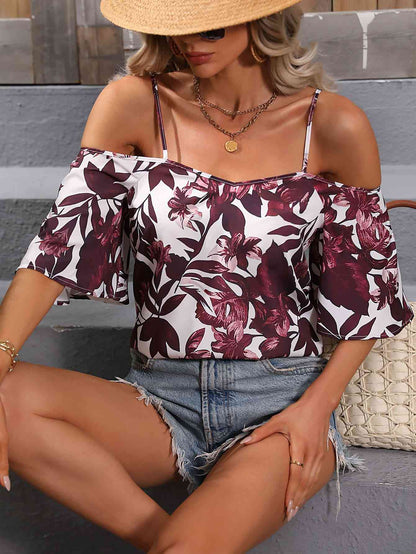 Blusa floral con tirantes finos y hombros descubiertos