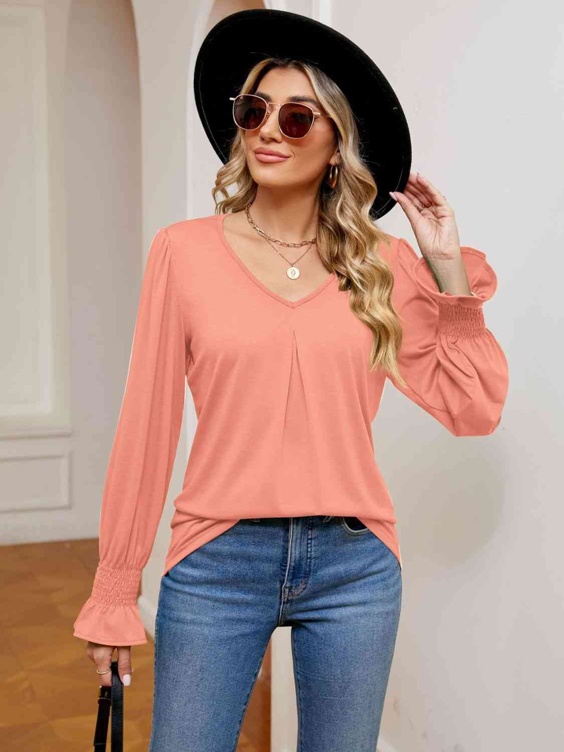 Blusa con cuello en V y mangas con volantes