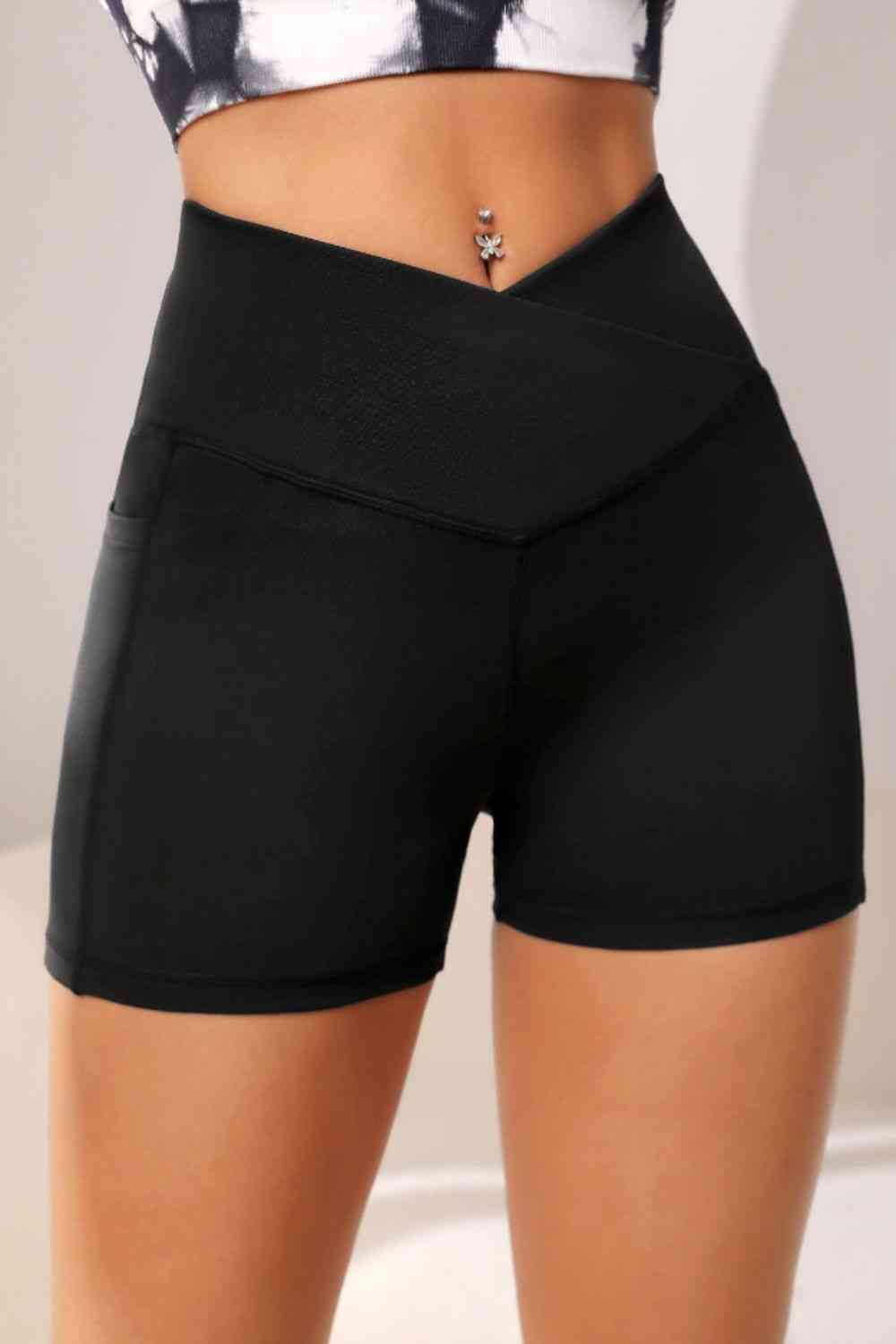 Shorts activos de cintura ancha con bolsillo