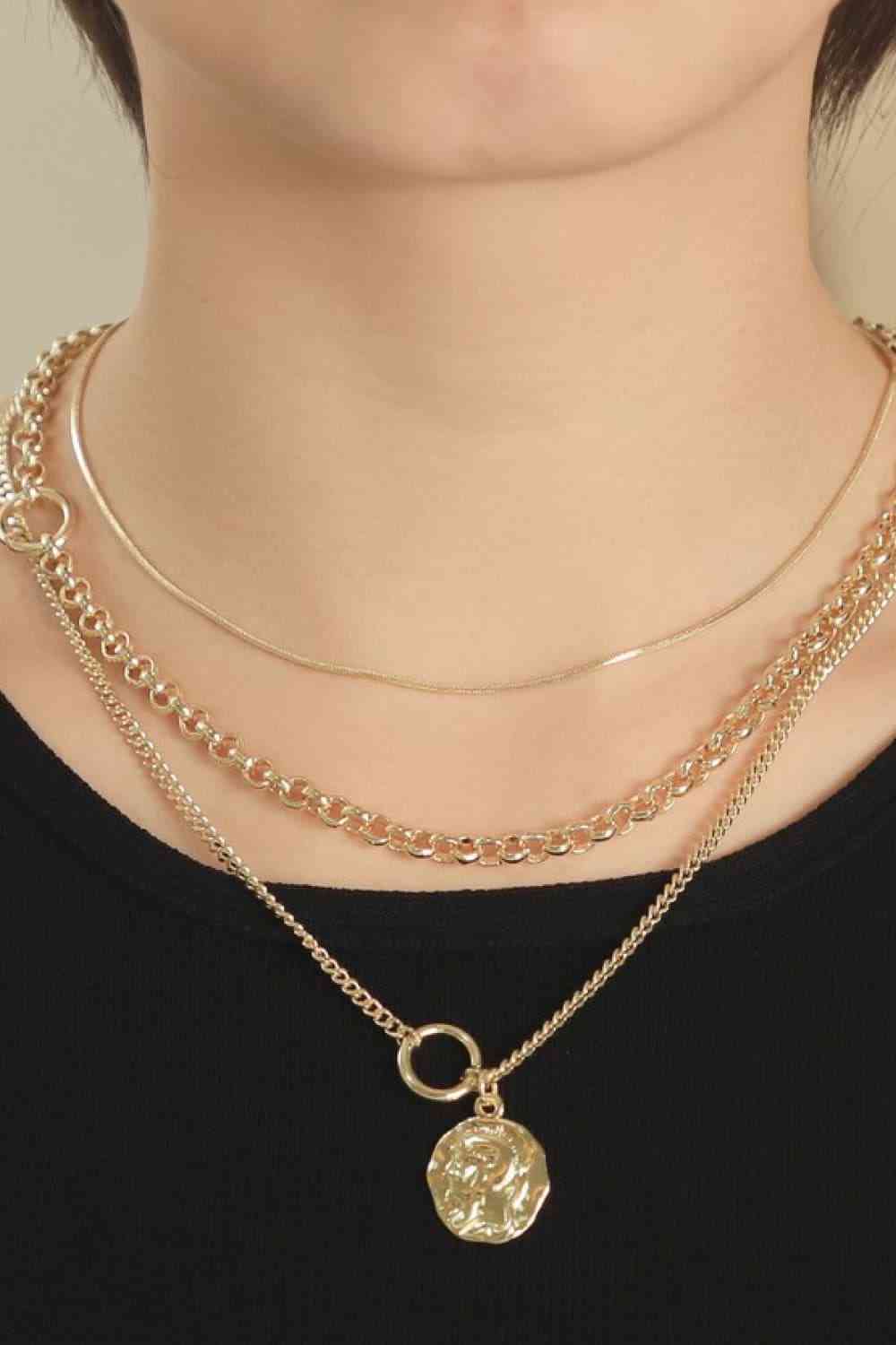 Conjunto de collar de tres piezas con colgante de figura