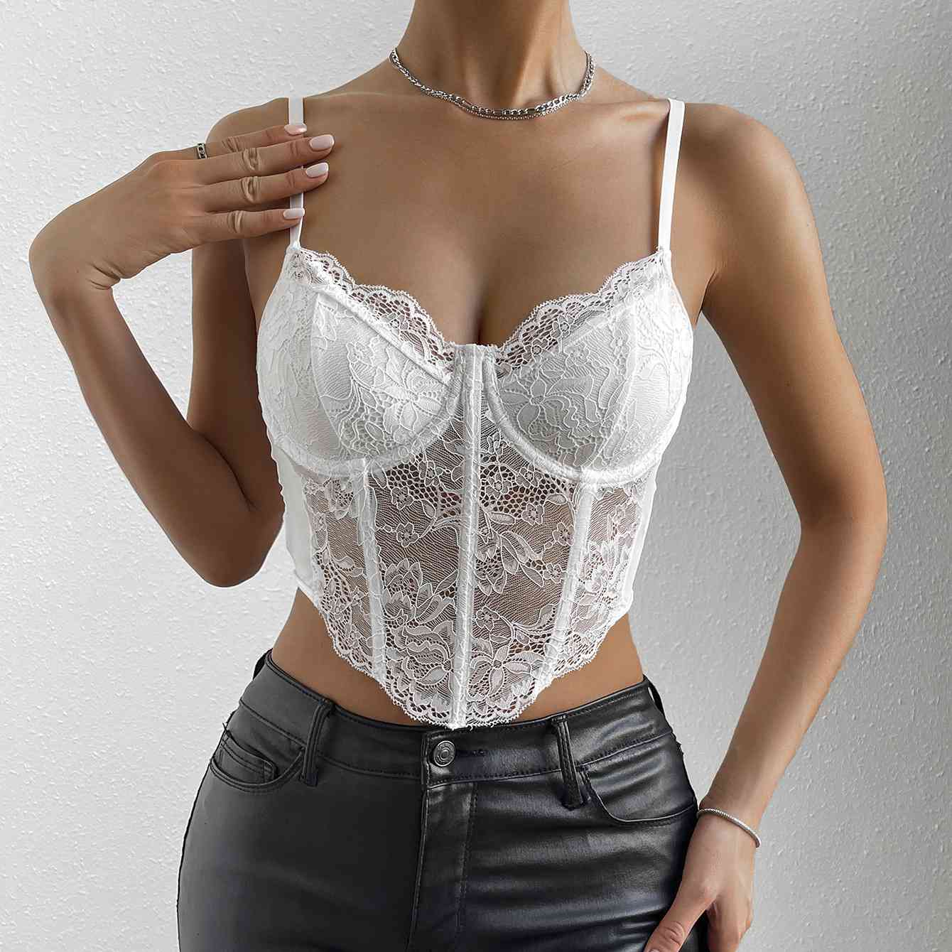 Camisole avec détail en dentelle et col en cœur