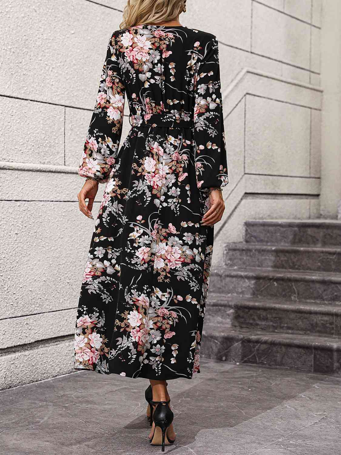 Vestido floral de manga larga con cuello sobrepelliz