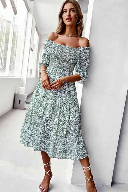 Robe midi smockée à petites fleurs et épaules dénudées