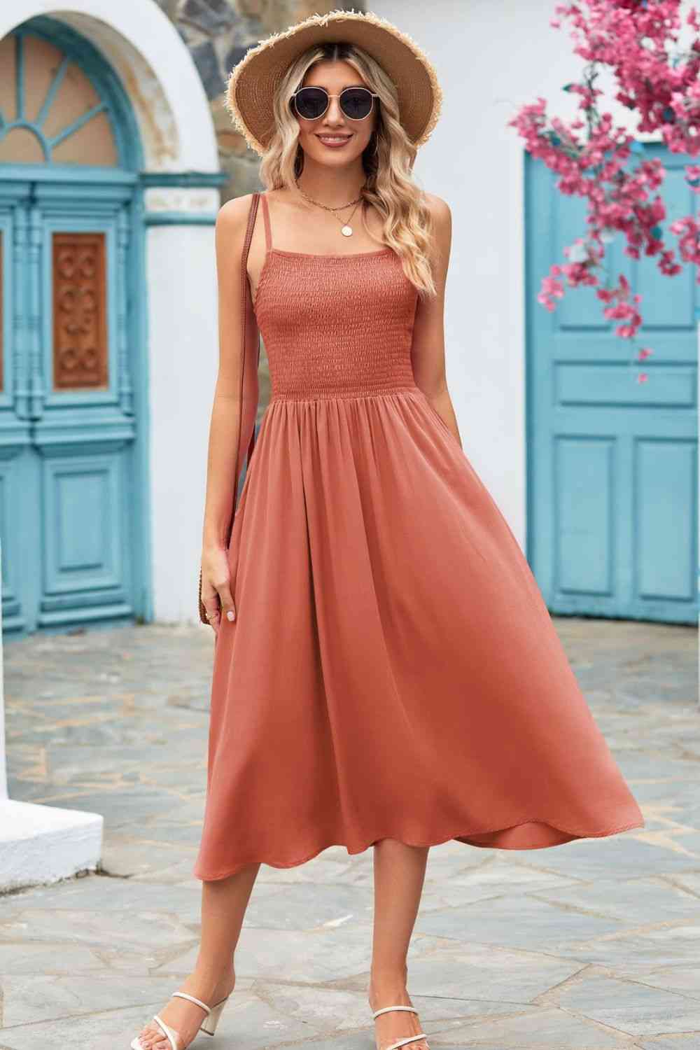 Robe midi smockée à bretelles fines