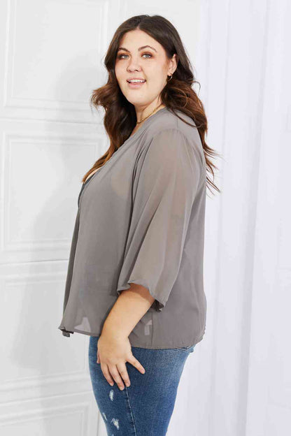 Melody Just Breathe Kimono en mousseline de soie pleine taille en gris