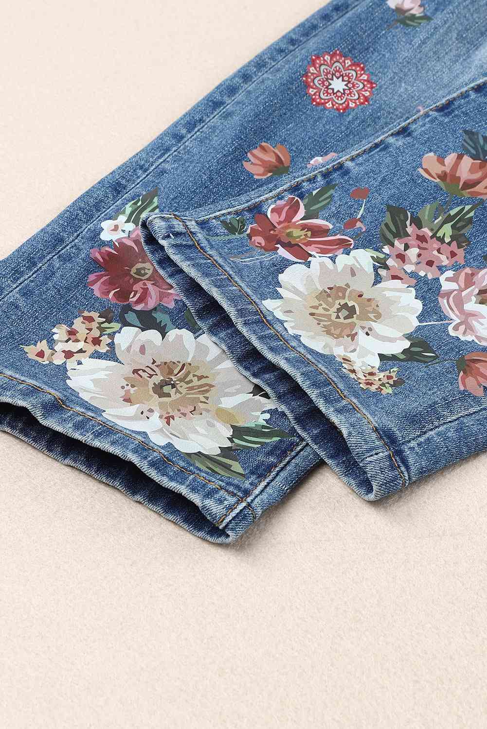 Vaqueros desgastados con estampado floral y patchwork