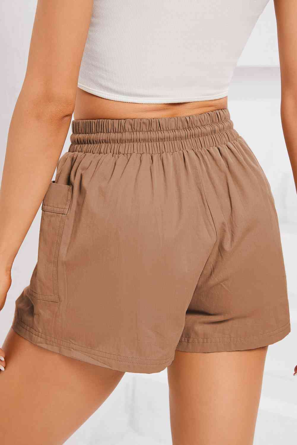 Shorts con bolsillos y cintura fruncida con cordón