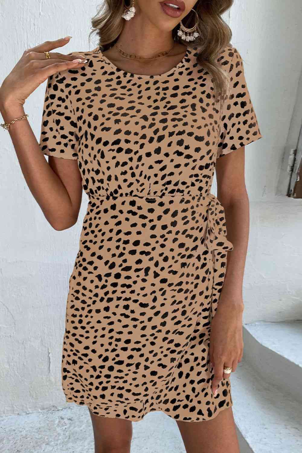 Vestido con cuello redondo y abertura en forma de cerradura con cinturón y estampado animal