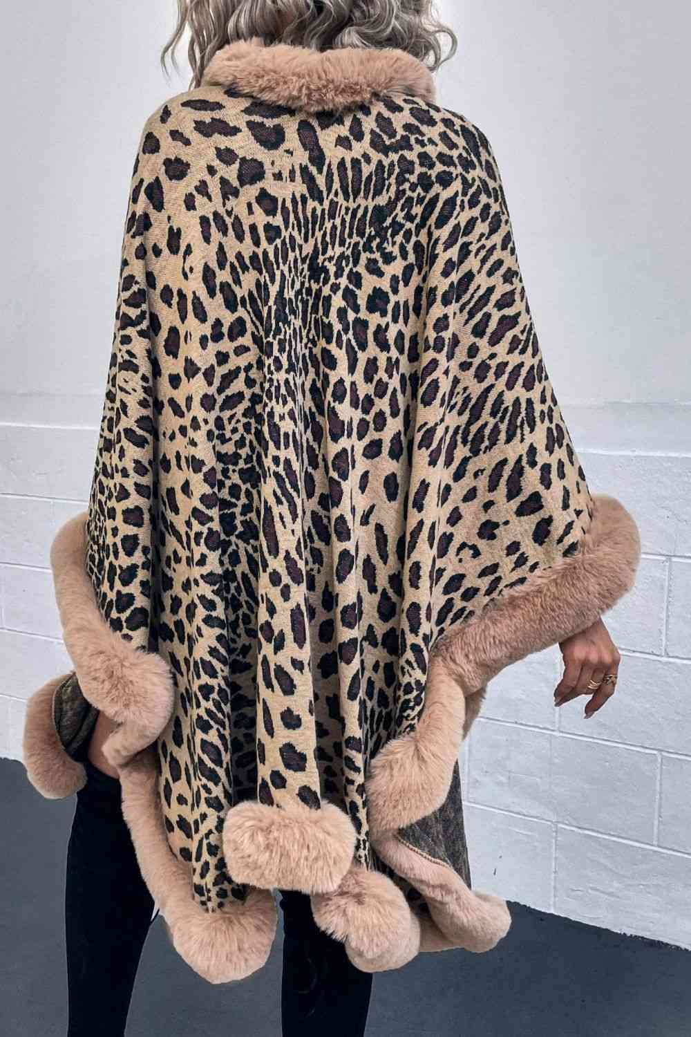 Poncho con frente abierto de leopardo