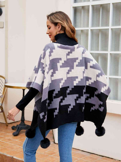 Poncho con cuello alto y ribete de pompones