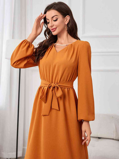 Robe longue à manches bouffantes et taille nouée