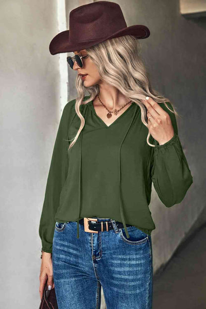 Blusa con detalle fruncido y cuello anudado