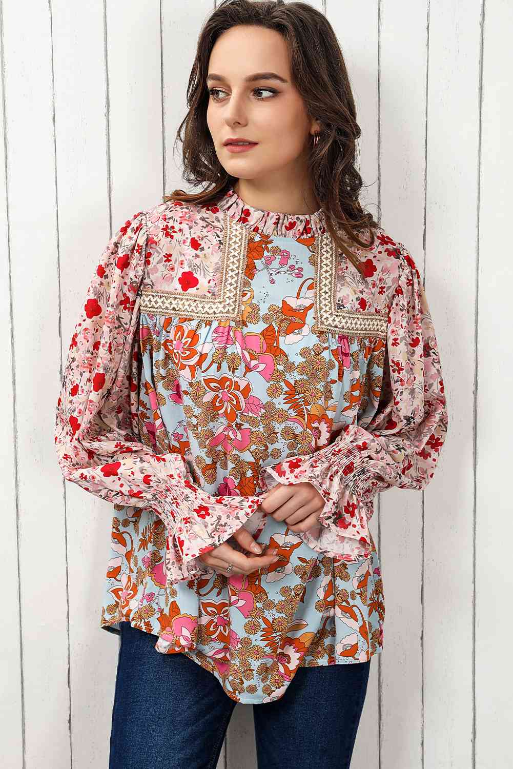 Blusa con cuello simulado y manga con volante y estampado floral