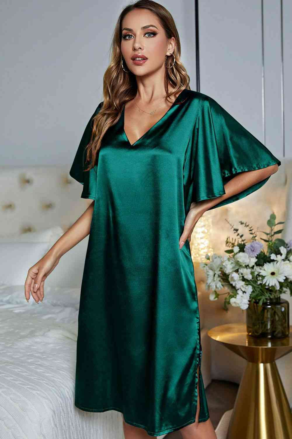 Robe de nuit en satin à manches flottantes et fente latérale à col en V