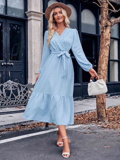 Robe midi à surplis et manches bouffantes avec ceinture et pois suisses