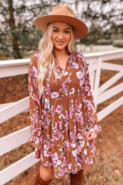 Vestido escalonado con mangas con volantes florales