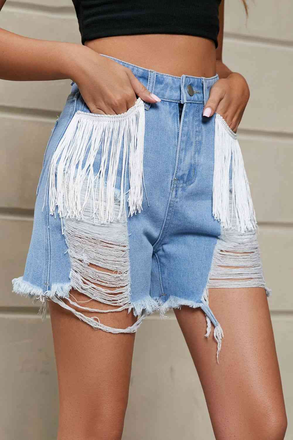 Short en jean vieilli à franges avec poches