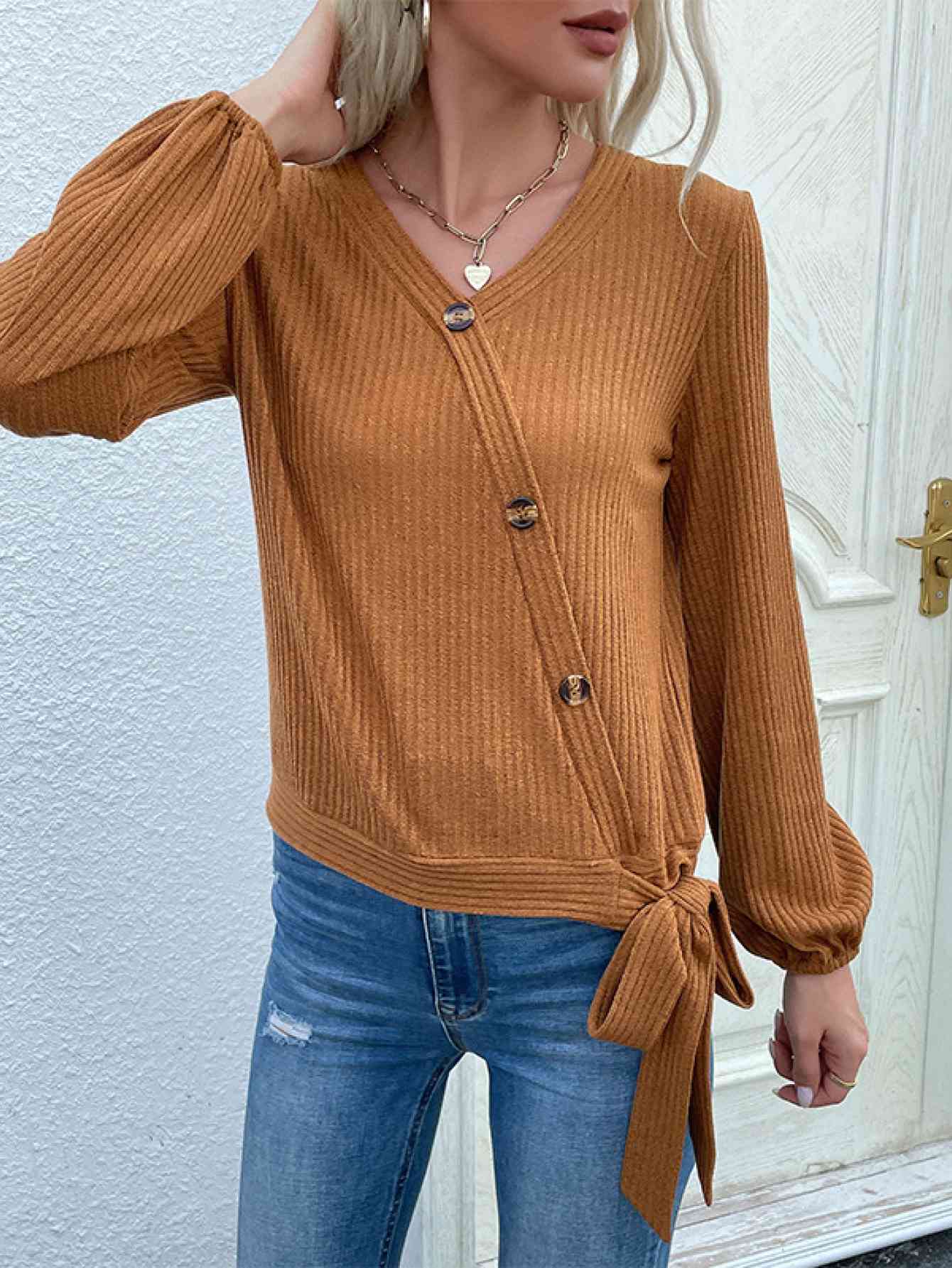 Blouse boutonnée asymétrique en tricot côtelé