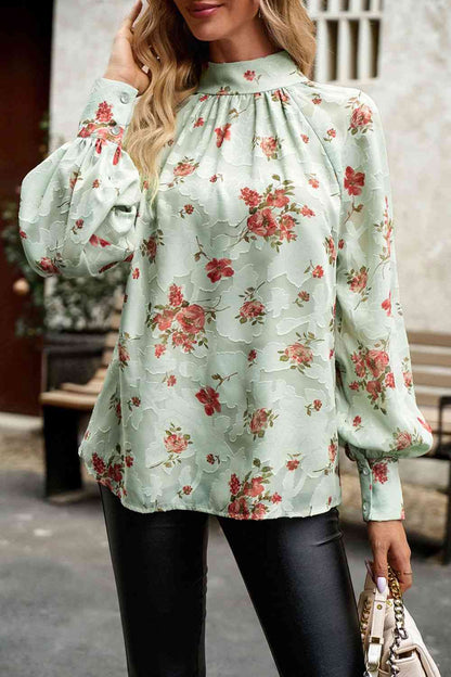 Blusa con manga farol y cuello simulado con estampado floral