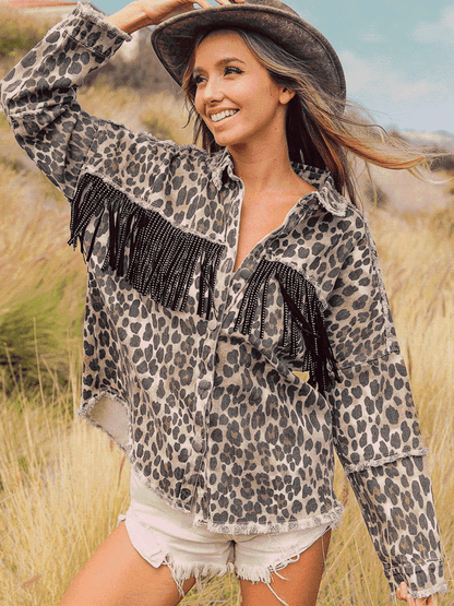 Chaqueta vaquera con cuello y cuello con detalle de flecos de leopardo