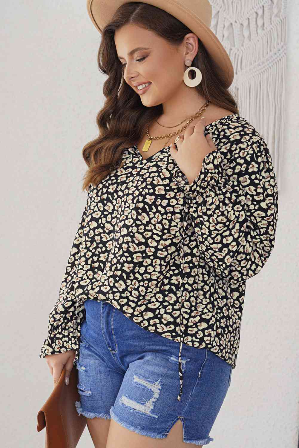 Blusa con cuello anudado y mangas con volantes florales de talla grande