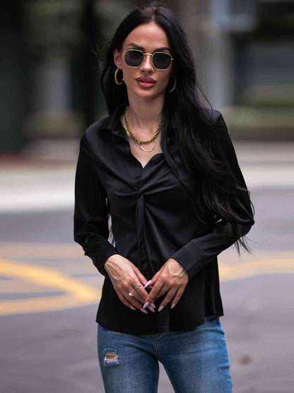 Blusa con cuello torcido en la parte delantera