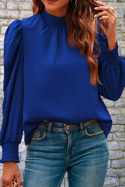 Blusa con mangas abullonadas y cuello simulado