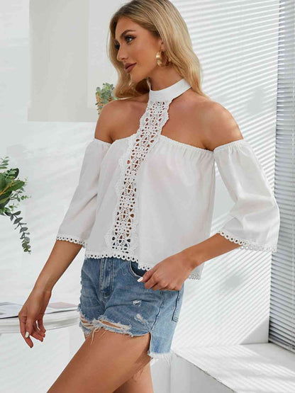 Blusa con hombros descubiertos y cuello halter de crochet