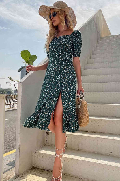 Vestido con abertura y cuello cuadrado floral