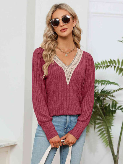 Blusa de canalé con cuello en V y detalle de encaje