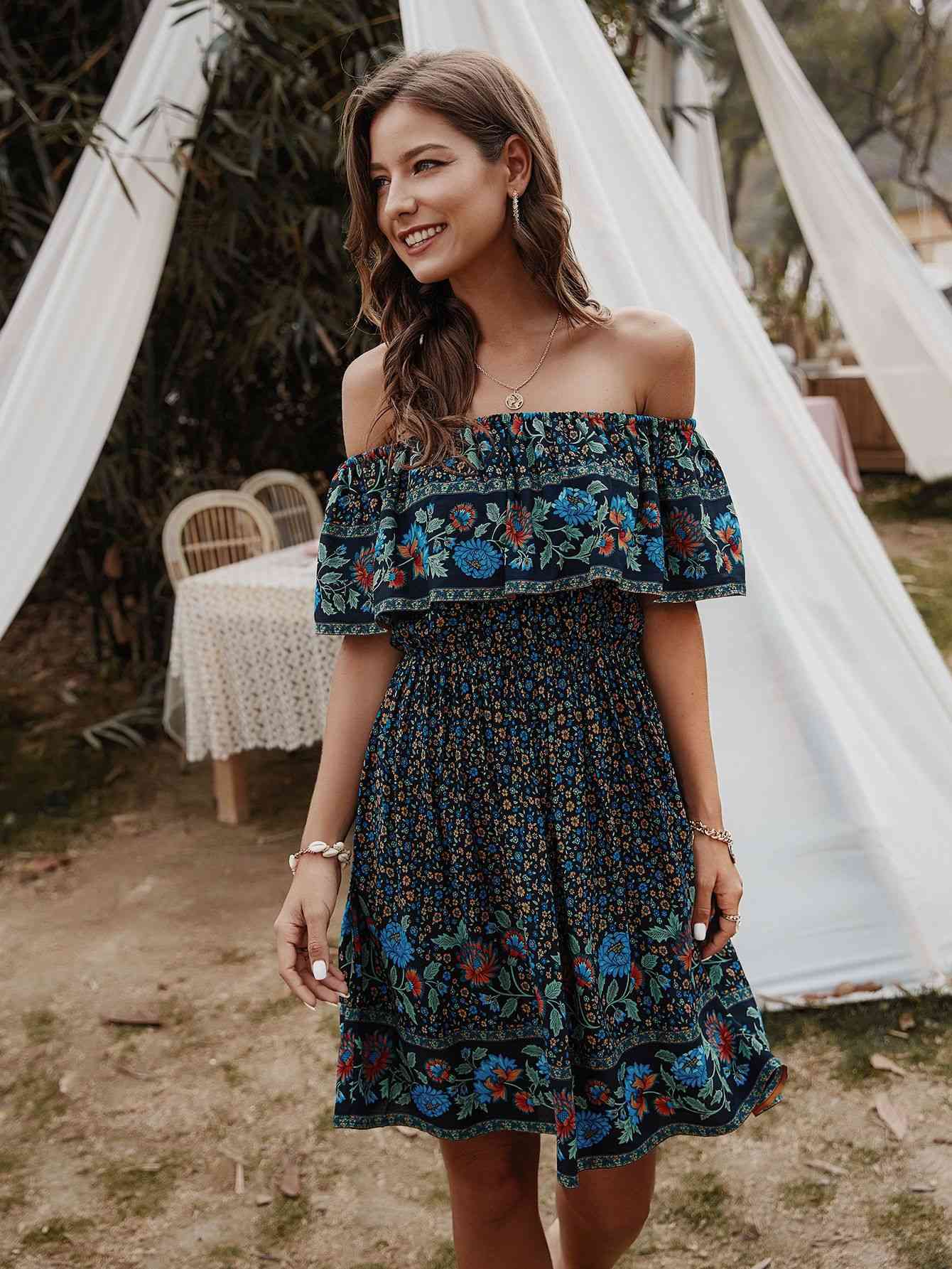 Vestido hasta la rodilla sin tirantes con hombros descubiertos y estampado bohemio