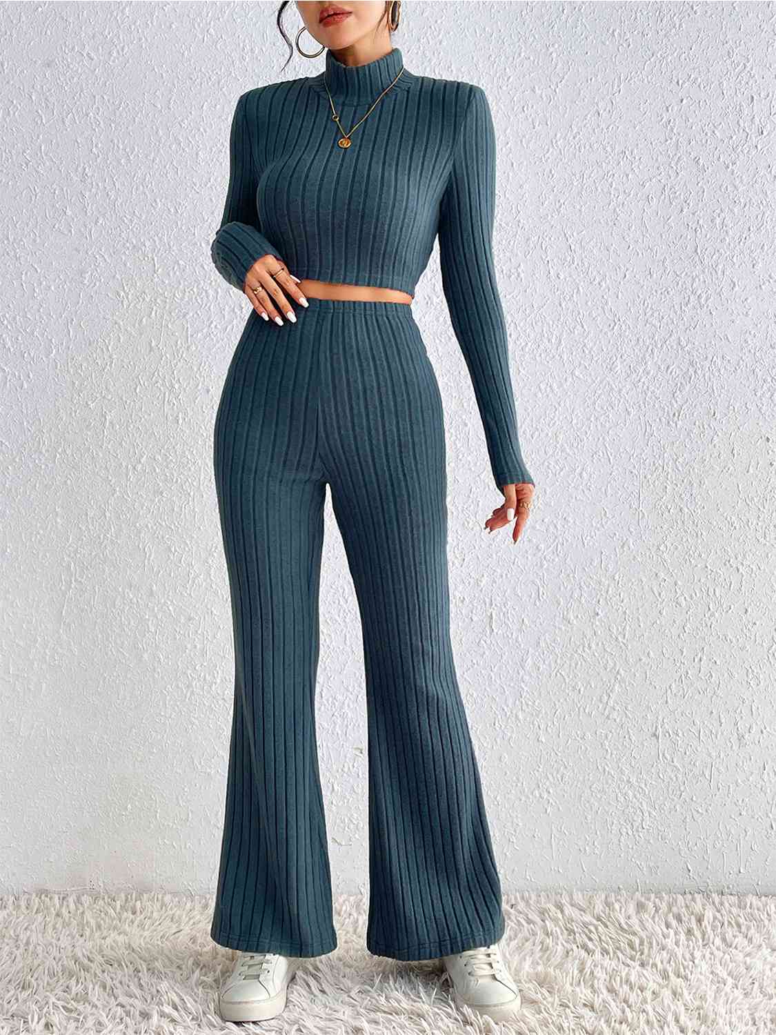 Ensemble pull court côtelé et pantalon taille haute