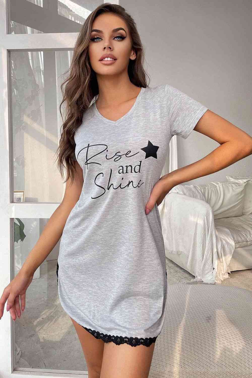 RISE AND SHINE Robe t-shirt à col en V en dentelle contrastée