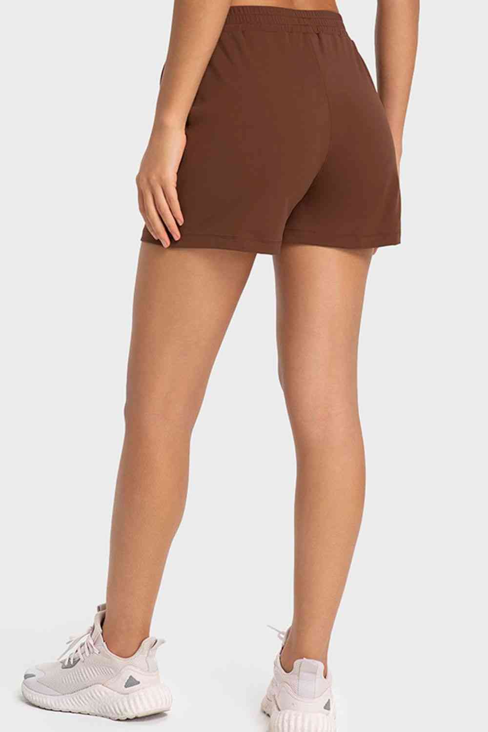 Short de sport à taille élastique avec poches