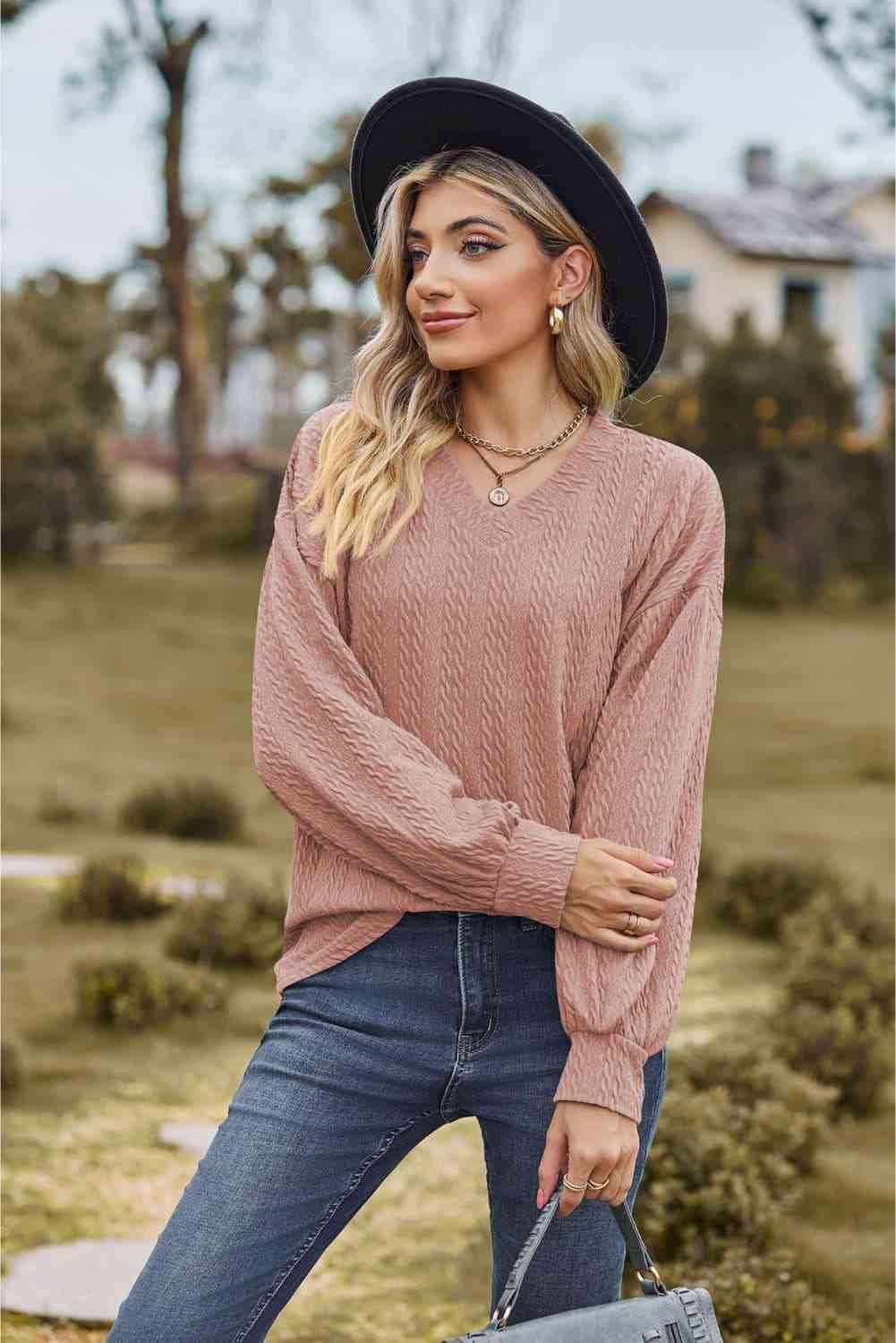 Blusa con hombros caídos y cuello en V