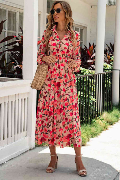 Vestido escalonado con mangas con volante y cuello con lazo floral