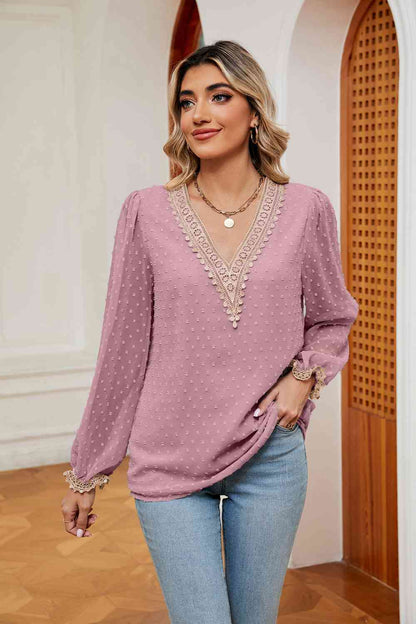 Blusa con cuello en V en contraste de lunares suizos