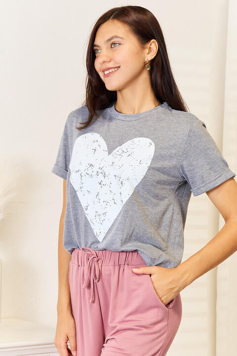 Camiseta de manga corta con puños y gráfico de corazón de Simply Love