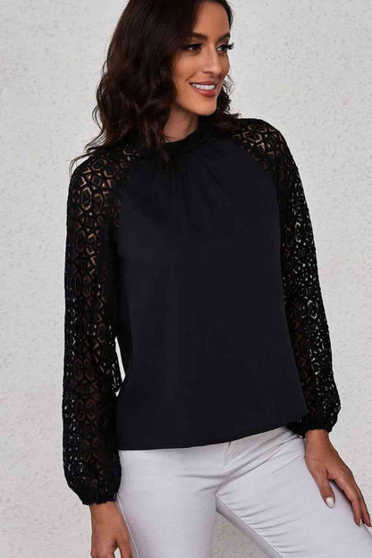 Blouse en dentelle à manches raglan et détails froncés