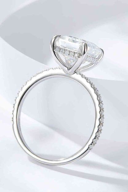 Bague en pierre latérale de moissanite de 4 carats taille émeraude