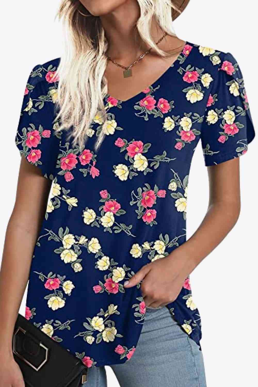 Blusa estampada con cuello en V y mangas de pétalos