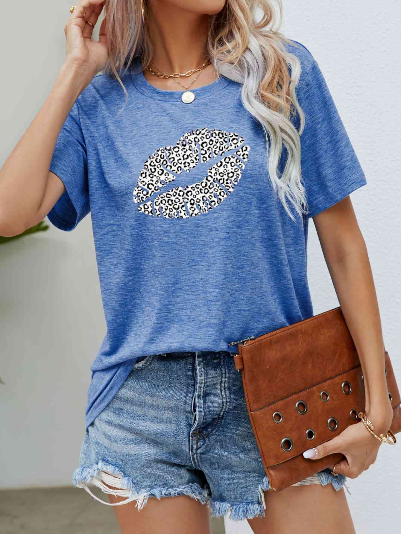 Camiseta con cuello redondo y estampado de labios de leopardo