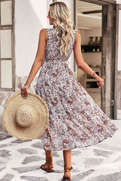 Vestido escalonado sin mangas con sobrepelliz y cinturón floral