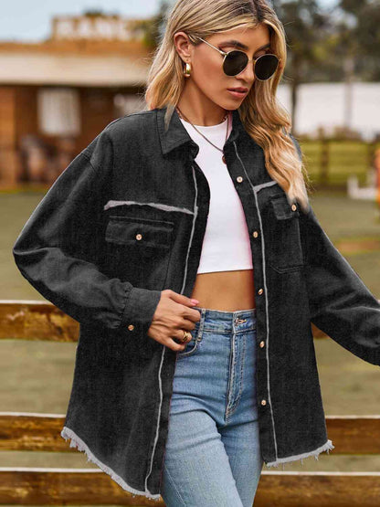 Top denim con cuello abotonado y dobladillo sin rematar